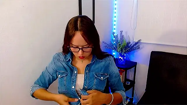 Emilybateee online show from 20, 2, 2025