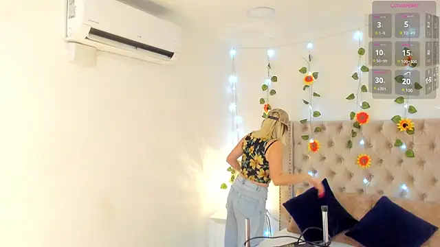 Snapshot of CandieGilson__ chatting on 6, 10, 2025 CandieGilson online show from 6, 10, 2025