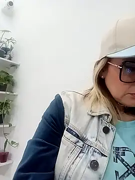 Snapshot of CandieGilson__ chatting on 13, 11, 2025 CandieGilson online show from 13, 11, 2025