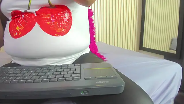 Snapshot of Aida-nicolle chatting on 15, 11, 2025 Aida-nicolle online show from 15, 11, 2025