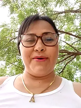 Snapshot of promiscuous-indecent-momm chatting on 5, 3, 2025 promiscuous-indecent-momm online show from 5, 3, 2025