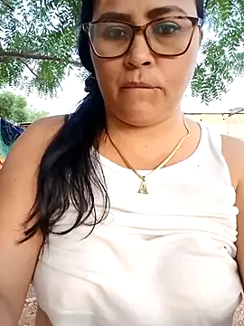 Snapshot of promiscuous-indecent-momm chatting on 5, 3, 2025 promiscuous-indecent-momm online show from 5, 3, 2025