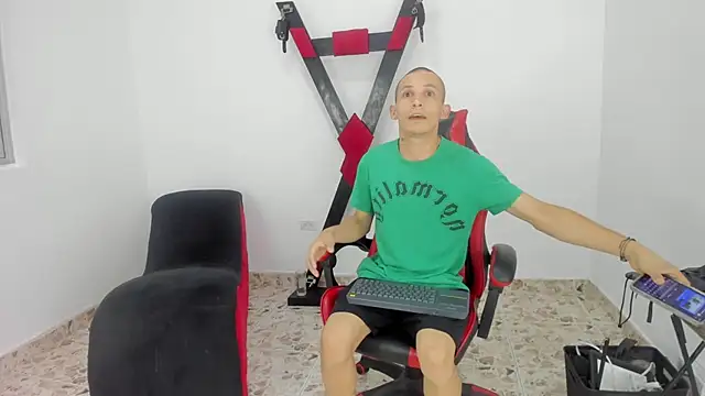 Snapshot of Isak_Millan chatting on 14, 10, 2025 Isak Millan online show from 14, 10, 2025