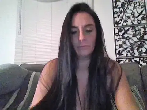 Layla Gilf Mae online show from 8, 3, 2025
