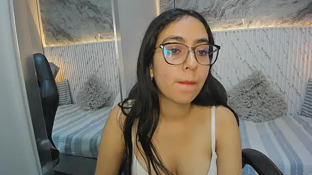 Snapshot of lucelly_15 chatting on 25, 11, 2025 lucelly 15 online show from 25, 11, 2025