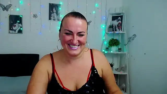 Snapshot of DianaMGG chatting on 14, 10, 2025 DianaMGG online show from 14, 10, 2025