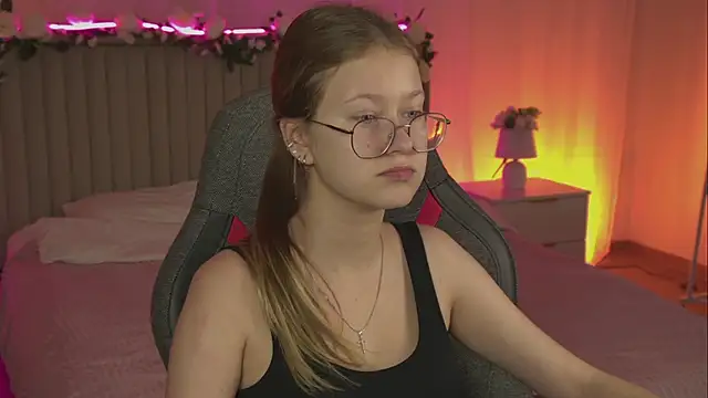 Snapshot of EveMundie chatting on 10, 11, 2025 EveMundie online show from 10, 11, 2025