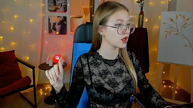 Snapshot of EveMundie chatting on 2, 12, 2025 EveMundie online show from 2, 12, 2025