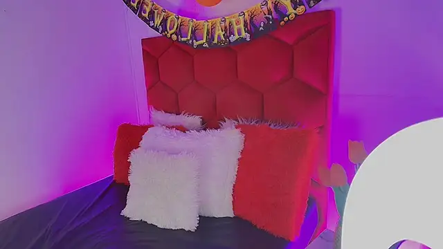 Snapshot of LoreleyNovoa chatting on 14, 10, 2025 LoreleyNovoa online show from 14, 10, 2025