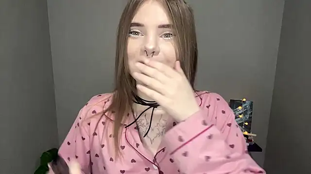 Snapshot of CarolinePepper chatting on 7, 3, 2025 CarolinePepper online show from 7, 3, 2025