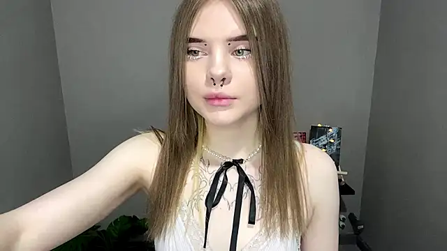 Snapshot of CarolinePepper chatting on 8, 3, 2025 CarolinePepper online show from 8, 3, 2025
