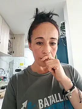 Snapshot of Coeur_de_luxure chatting on 16, 9, 2025 Coeur de luxure online show from 16, 9, 2025