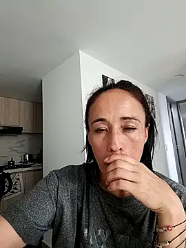 Snapshot of Coeur_de_luxure chatting on 4, 10, 2025 Coeur de luxure online show from 4, 10, 2025