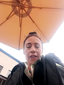 Snapshot of Coeur_de_luxure chatting on 14, 11, 2025 Coeur de luxure online show from 14, 11, 2025