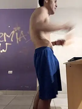 Snapshot of LeonRoots chatting on 31, 10, 2025 LeonRoots online show from 31, 10, 2025