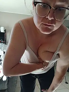 Snapshot of HTXBELLE chatting on 5, 11, 2025 HTXBELLE online show from 5, 11, 2025