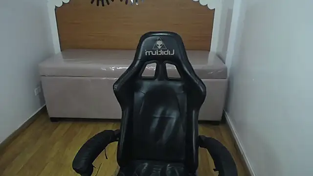 Snapshot of catalina25_t chatting on 4, 10, 2025 catalina25 t online show from 4, 10, 2025