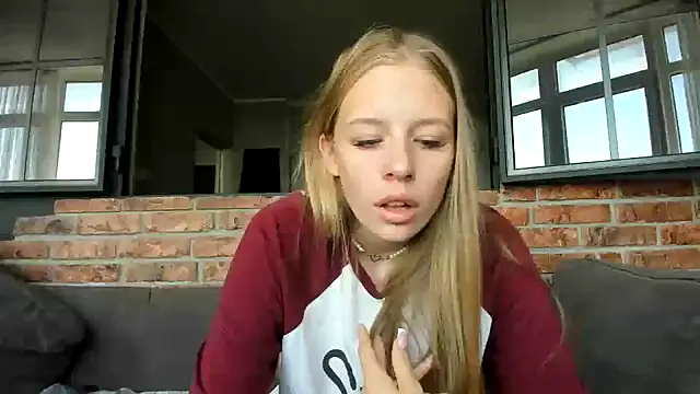 Snapshot of AnnNorriss chatting on 21, 9, 2025 AnnNorriss online show from 21, 9, 2025