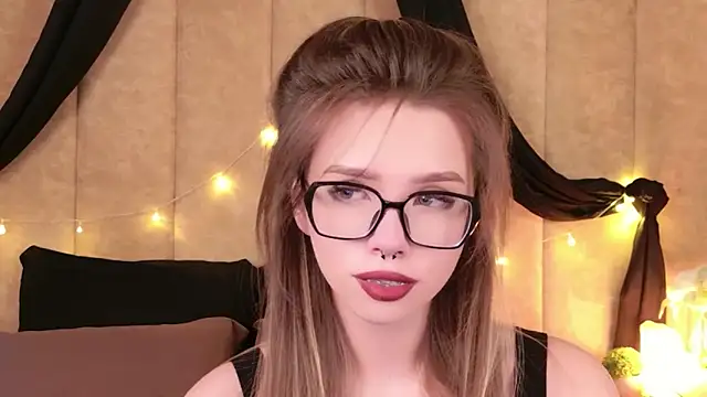 Snapshot of Sierra_Fane chatting on 14, 12, 2025 Sierra Fane online show from 14, 12, 2025