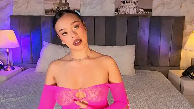 Snapshot of LiaHilton2 chatting on 18, 11, 2025 LiaHilton2 online show from 18, 11, 2025