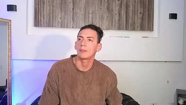 Snapshot of aron_and_paula chatting on 11, 11, 2025 aron and paula online show from 11, 11, 2025