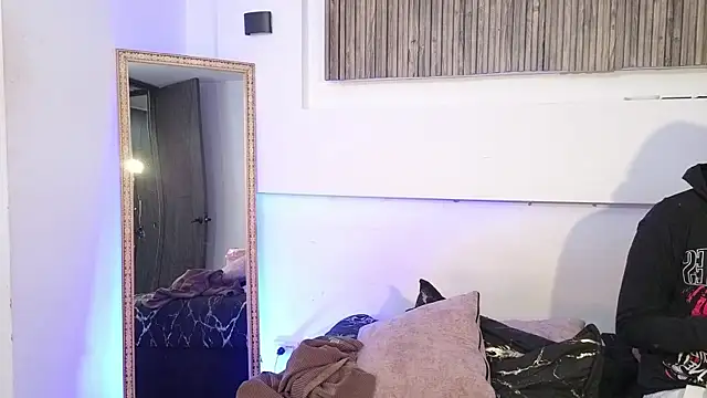 Snapshot of aron_and_paula chatting on 12, 11, 2025 aron and paula online show from 12, 11, 2025