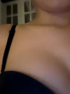 Snapshot of laraaaaaa chatting on 4, 12, 2025 laraaaaaa online show from 4, 12, 2025