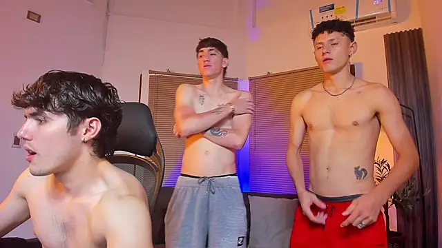 Snapshot of Fun_BoysW chatting on 11, 3, 2025 Fun BoysW online show from 11, 3, 2025