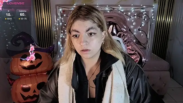 Snapshot of lili_conor_s chatting on 28, 10, 2025 lili conor s online show from 28, 10, 2025