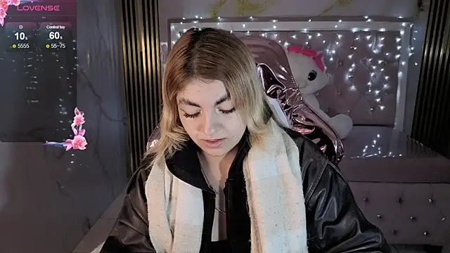 Snapshot of lili_conor_s chatting on 8, 11, 2025 lili conor s online show from 8, 11, 2025