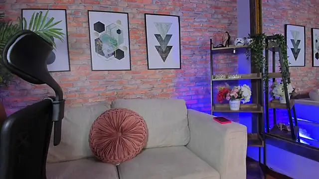 Lucia Brown  online show from 20, 9, 2025