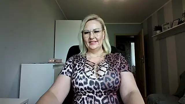 Snapshot of DianaLive chatting on 11, 5, 2026 DianaLive online show from 11, 5, 2026