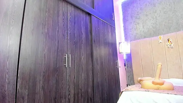 Snapshot of ava-am chatting on 13, 11, 2025 ava-am online show from 13, 11, 2025