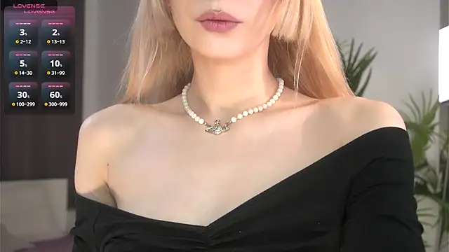 Snapshot of Cherry_Bite chatting on 8, 9, 2025 Cherry Bite online show from 8, 9, 2025
