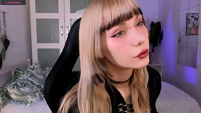 Snapshot of Cherry_Bite chatting on 13, 11, 2025 Cherry Bite online show from 13, 11, 2025