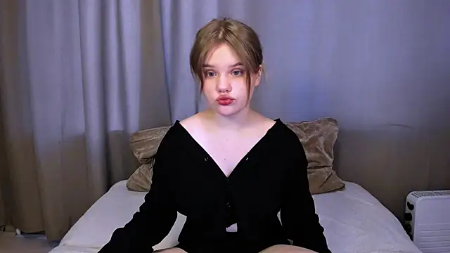 Snapshot of LaseyMoon chatting on 1, 3, 2025 LaseyMoon online show from 1, 3, 2025