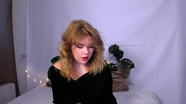 Snapshot of LaseyMoon chatting on 2, 3, 2025 LaseyMoon online show from 2, 3, 2025