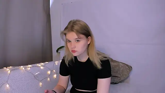Snapshot of LaseyMoon chatting on 12, 3, 2025 LaseyMoon online show from 12, 3, 2025