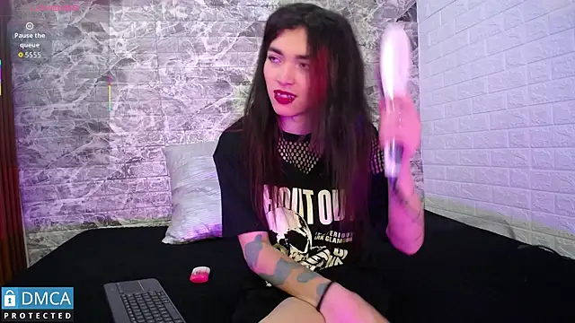 Snapshot of MaeveKuro chatting on 1, 10, 2025 MaeveKuro online show from 1, 10, 2025