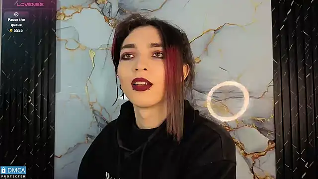 Snapshot of MaeveKuro chatting on 4, 11, 2025 MaeveKuro online show from 4, 11, 2025