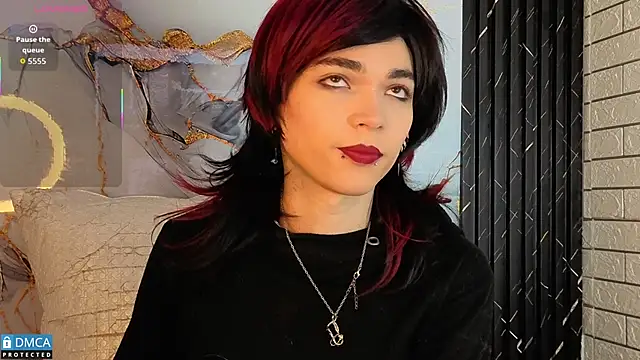 Snapshot of MaeveKuro chatting on 11, 11, 2025 MaeveKuro online show from 11, 11, 2025