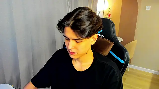 Snapshot of TravisRevas chatting on 19, 12, 2025 TravisRevas online show from 19, 12, 2025