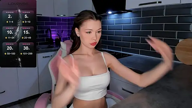 EmmaVictori1 online show from 13, 4, 2026