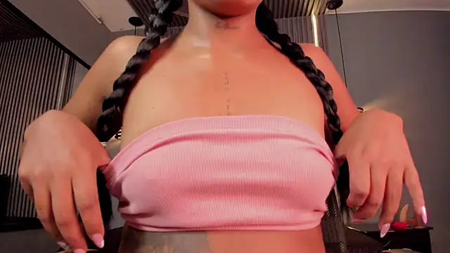 alahia betancurx online show from 11, 11, 2025