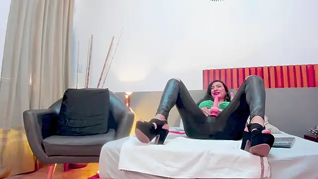 Snapshot of SeleneLujan chatting on 28, 2, 2025 SeleneLujan online show from 28, 2, 2025