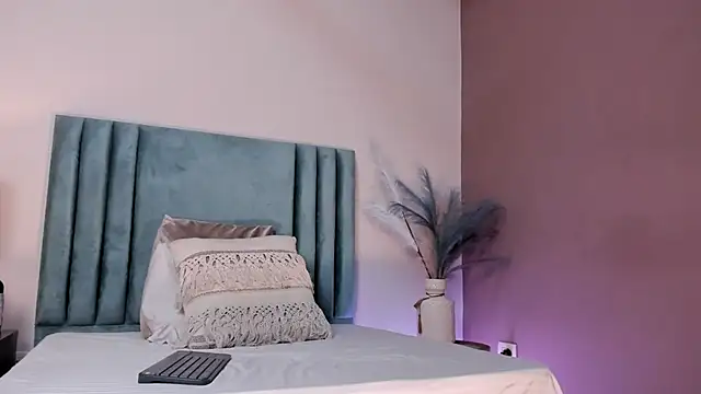 Snapshot of SeleneLujan chatting on 17, 12, 2025 SeleneLujan online show from 17, 12, 2025