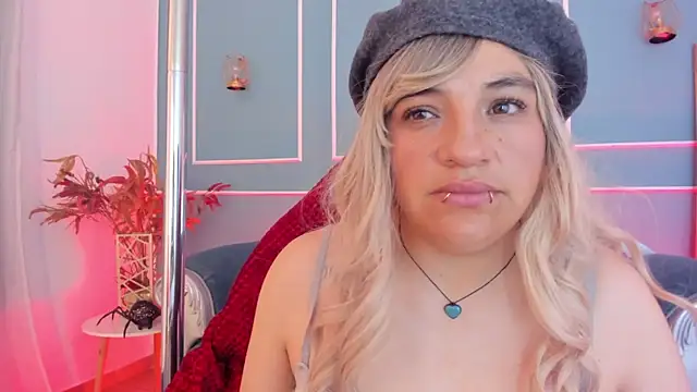 Snapshot of TaraTaylorr chatting on 9, 7, 2026 TaraTaylorr online show from 9, 7, 2026