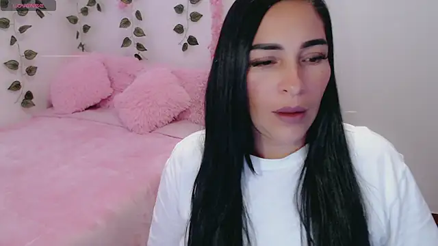 Snapshot of luna_lgomez_ chatting on 1, 3, 2025 luna lgomez  online show from 1, 3, 2025