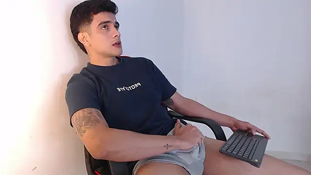 Snapshot of adam_levis17 chatting on 14, 10, 2025 adam levis17 online show from 14, 10, 2025