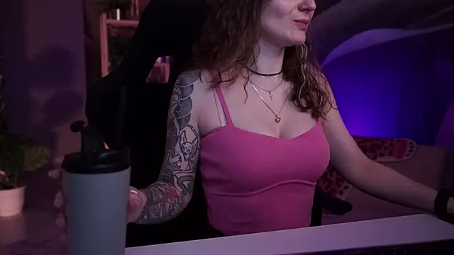 Snapshot of OliviaMcClean chatting on 18, 11, 2025 OliviaMcClean online show from 18, 11, 2025